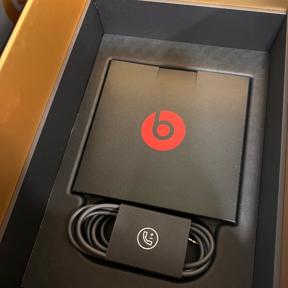 Beats by Dre Studio3 Wireless Skyline Collection Shadow Gray - Picture 7 of 7